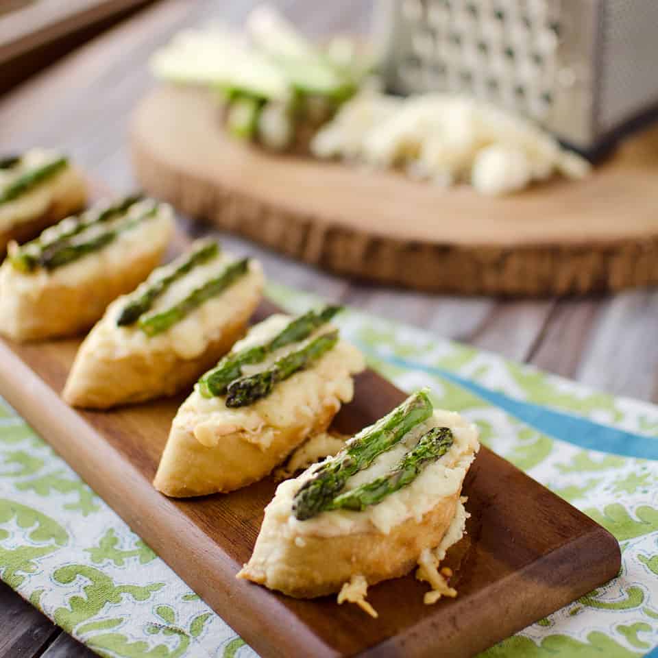 Smoked Salmon, Asparagus & White Cheddar Crostini - Lavibu
