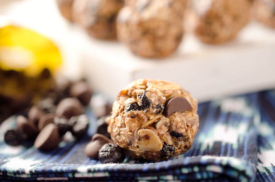 Dark Chocolate & Blueberry Energy Bites - Lavibu
