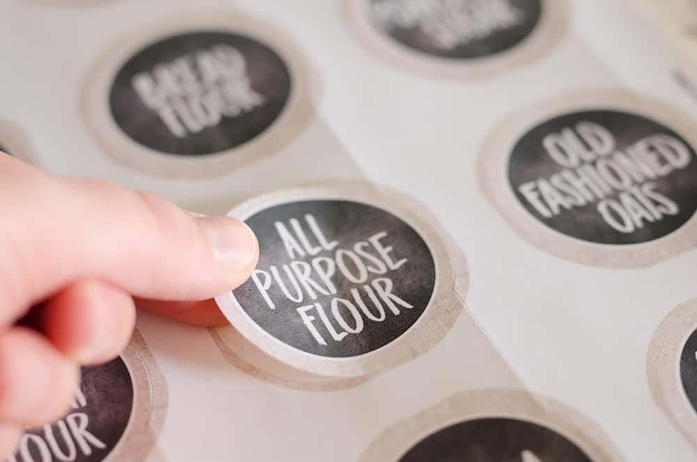 Kitchen Pantry Organization+ Free Printable Labels are the perfect way to bring some cleanliness and order to your home! These easy to print labels can be used with baskets, containers, shelves or anything else that needs some organizing.