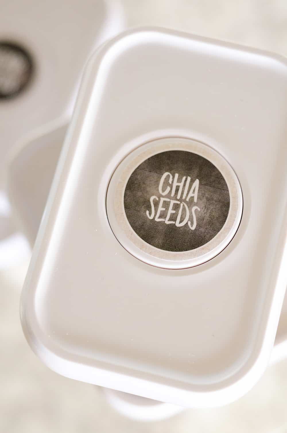 Kitchen Pantry Organization+ Free Printable Labels are the perfect way to bring some cleanliness and order to your home! These easy to print labels can be used with baskets, containers, shelves or anything else that needs some organizing.